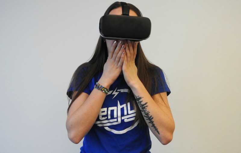 Mujer usando un casco de realidad virtual negro