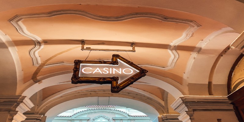 An arrow sign pointing the way to a casino.