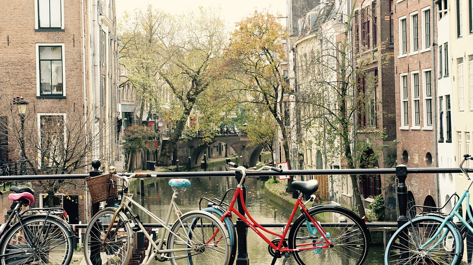 Cycling trail alongside Utrecht canal.