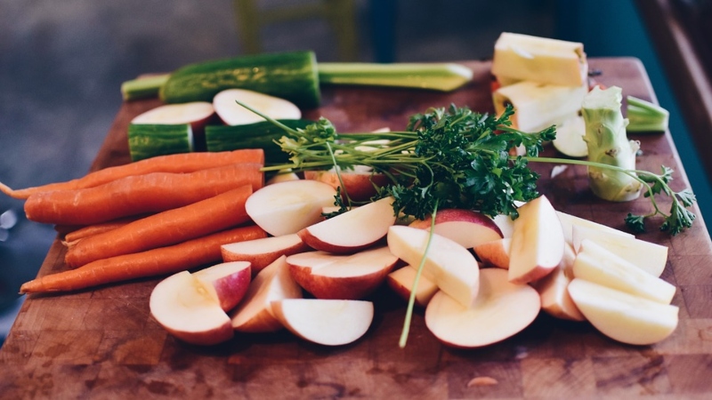 Planche à découper avec fruits et légumes