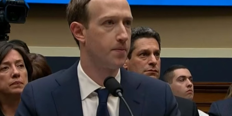 Mark Zuckerberg, testifica en una audiencia            