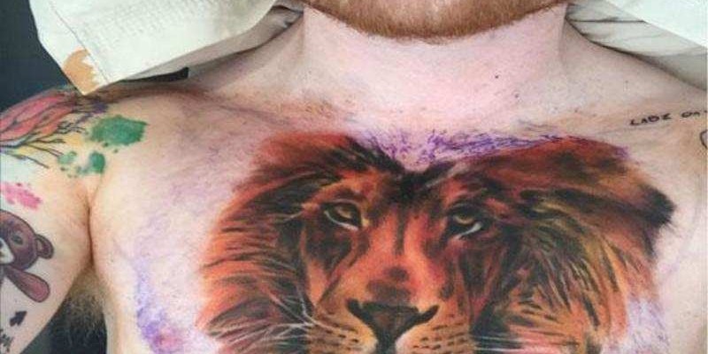El cantante Ed Sheeran muestra su tatuaje de cofre de león a todo color, diseñado y entintado por el famoso artista Kevin Paul; Spin Casino Blog