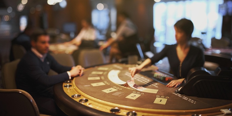 Jugador y crupier en una mesa de casino