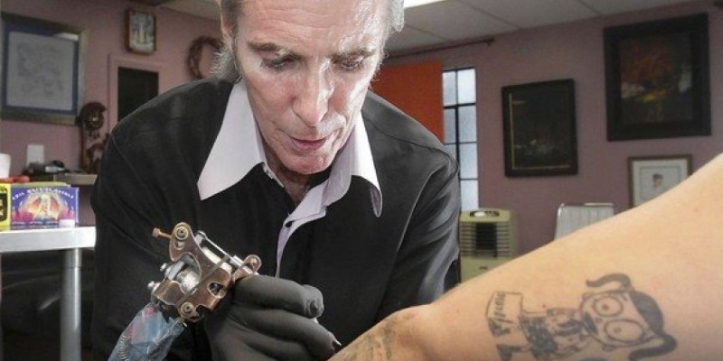 Mark Mahoney entinta el brazo de un cliente en su estudio de West Hollywood, donde tatúa a personajes como Johnny Depp y Angelina Jolie; Spin Casino Blog