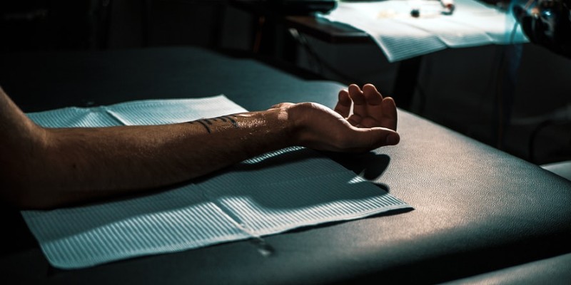 Una persona se estira en un estudio de tatuajes de Quebec para hacerse un nuevo tatuaje; Spin casino blog