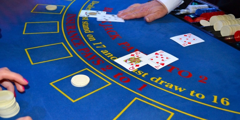 Dealer dealing on Blackjack table - Spin Casino Blog