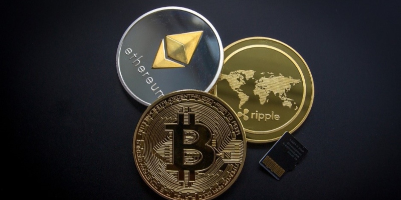 Pièces représentant trois types de cryptomonnaie : bitcoin, ripple et ethereum