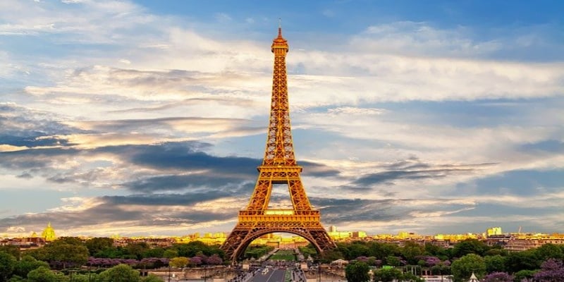 Prise de vue panoramique sur la Tour Eiffel. Spin Casino Blog