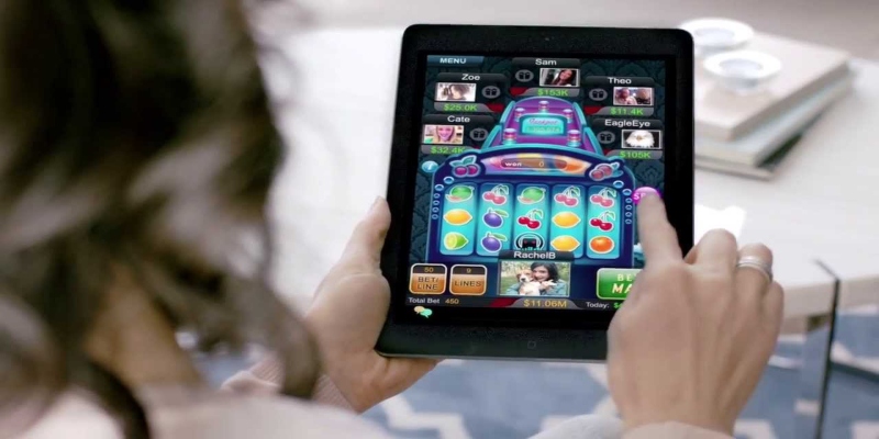 Chica jugando al casino online a través de una Tablet