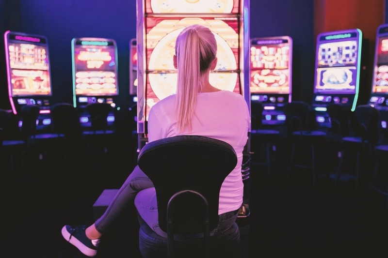 Mujer disfrutando en un juego de casino