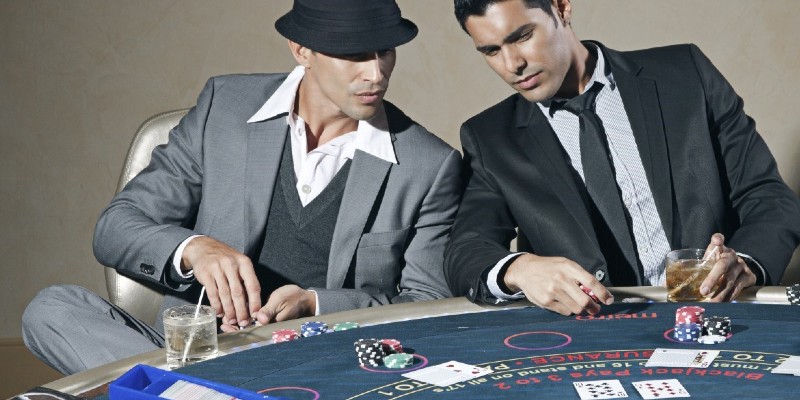 Deux joueurs de blackjack décident de la tactique à adopter; Spin Casino Blog