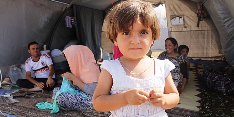 Petite fille parmi les 12 000 réfugiés iraquiens Yazidi arrivés au camp de Newroz dans la province d'Al-Hassakah, au nord-est de la Syrie, après avoir fui les militants de l'État islamique; Spin Palace Blog