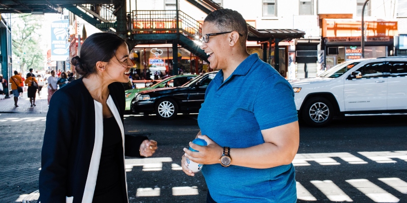 Alexandria Ocasio-Cortez hablando con Kerri Evelyn Harris en Nueva York