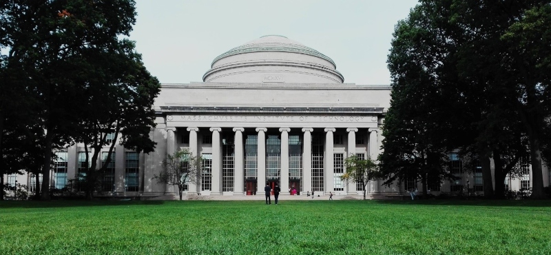 MIT’s legendary blackjack team was conceived in the student hall inside its Great Dome. Image courtesy of pxfuel; Spin Palace Blog