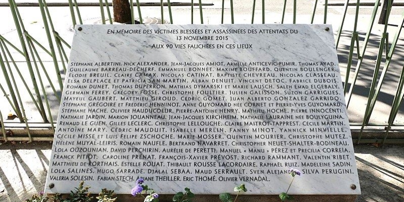 Le monument en mémoire des victimes (morts) de l’attentat survenu à la salle de spectacles parisienne Bataclan le 13 novembre 2015 dans le square éponyme. La plaque avec les noms des 90 morts; Spin Palace Blog