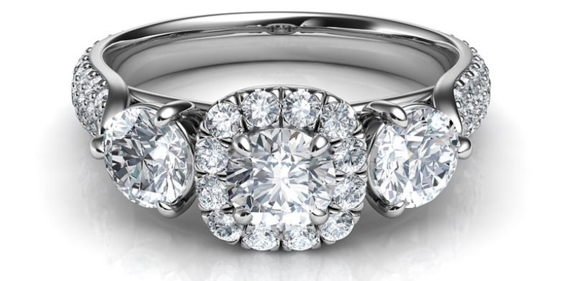 El anillo de diamantes del compromiso indica la esperanza de una unión indestructible; Spin Palace Blog