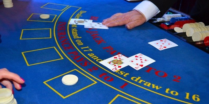Ronda de apuestas en una mesa de blackjack