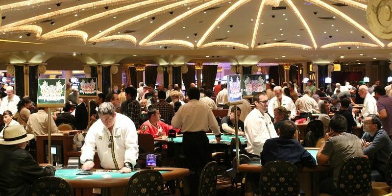 Des tables de poker dans un casino