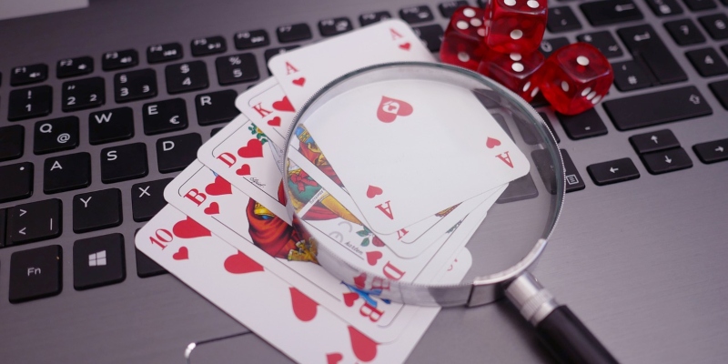 L’attention se porte sur le croupier
