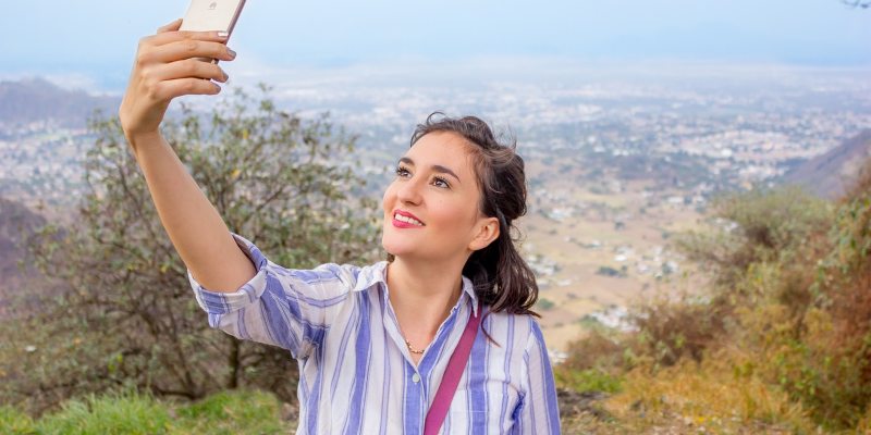 Mujer tomando una selfie; Spin Palace Blog