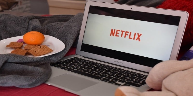 Disfrutando un snack viendo Netflix; Spin Palace Blog