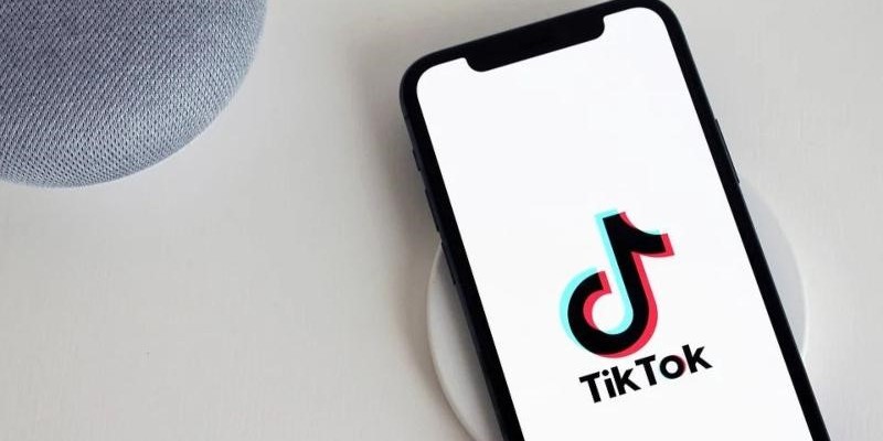 Телефон с логотипом TikTok на экране.