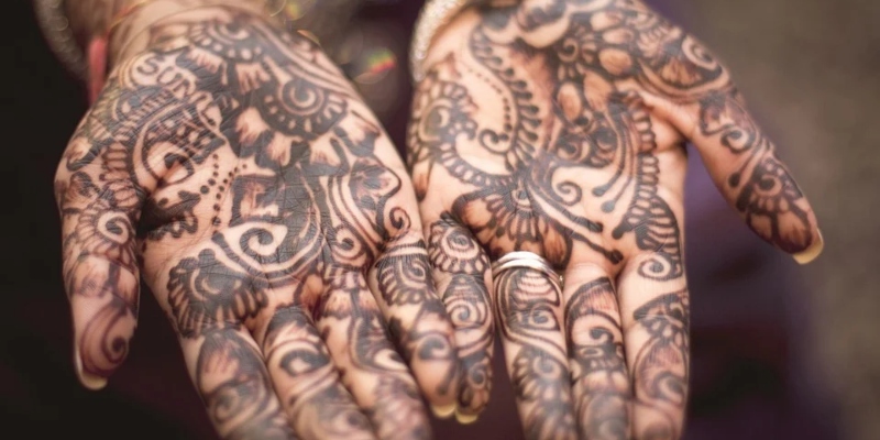 Henna är en form av tatueringar som görs på händerna.