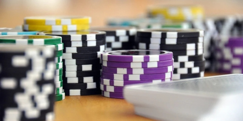 Pokermarker och kort