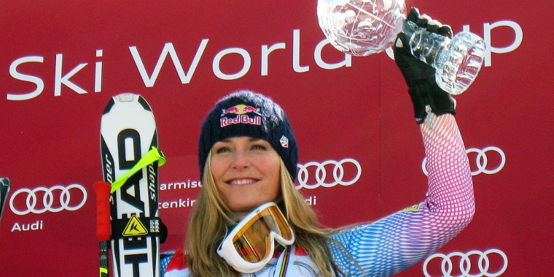 La esquiadora Lindsey Vonn levanta el trofeo