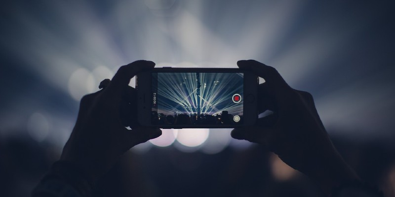 Taking a photo at a concert with a smartphone