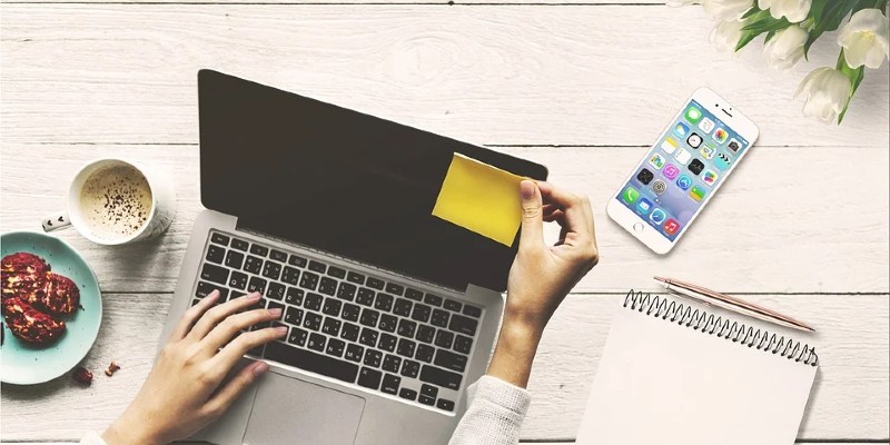 femme qui travaille avec ordinateur et portable femme qui travaille avec ordinateur et portable