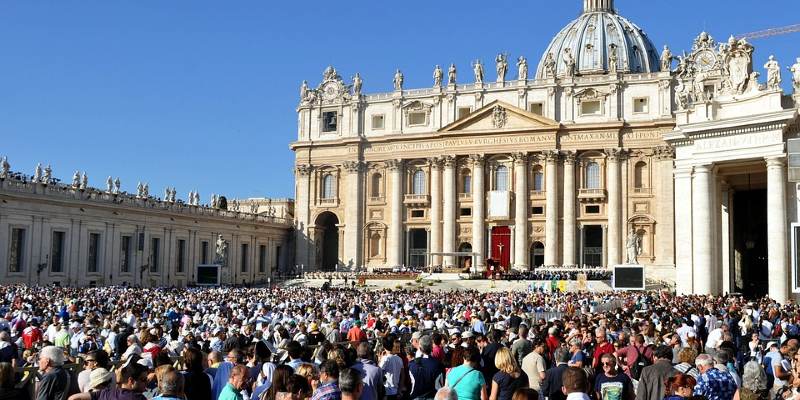 Crowd in front of the Vatican