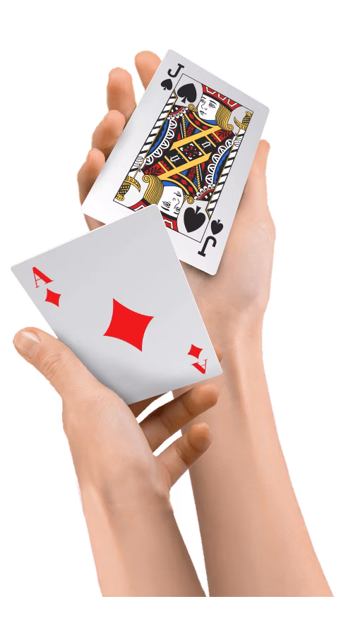 Sosteniendo cartas Ace y Jack en las manos