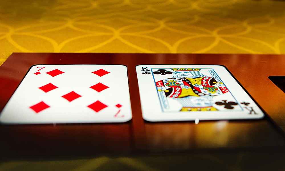 King of clubs and seven of diamonds face up on casino table